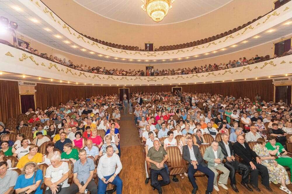 На праздничном вечере присутствовало более 1000 человек