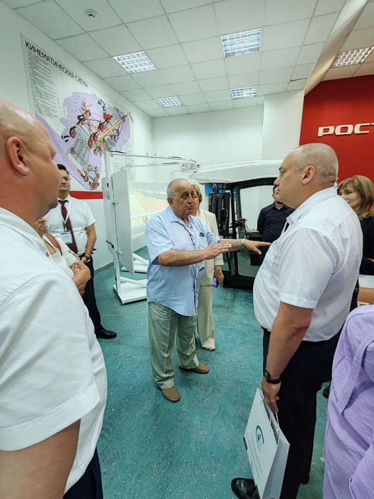 Мамед Юсупов, декан Уральского ГАУ встречает участников совещания