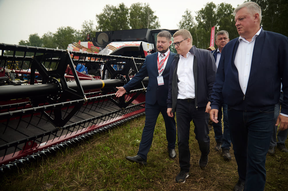 стенд Ростсельмаш посетили Алексей Текслер и Алексей Кобылин 2