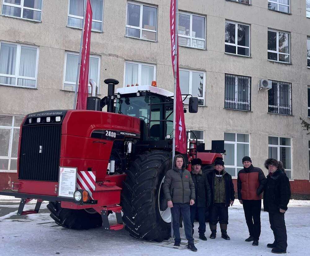 Трактор Ростсельмаш 2000 на выставке в Курганской области Трактор Ростсельмаш 2000 на выставке в Курганской области