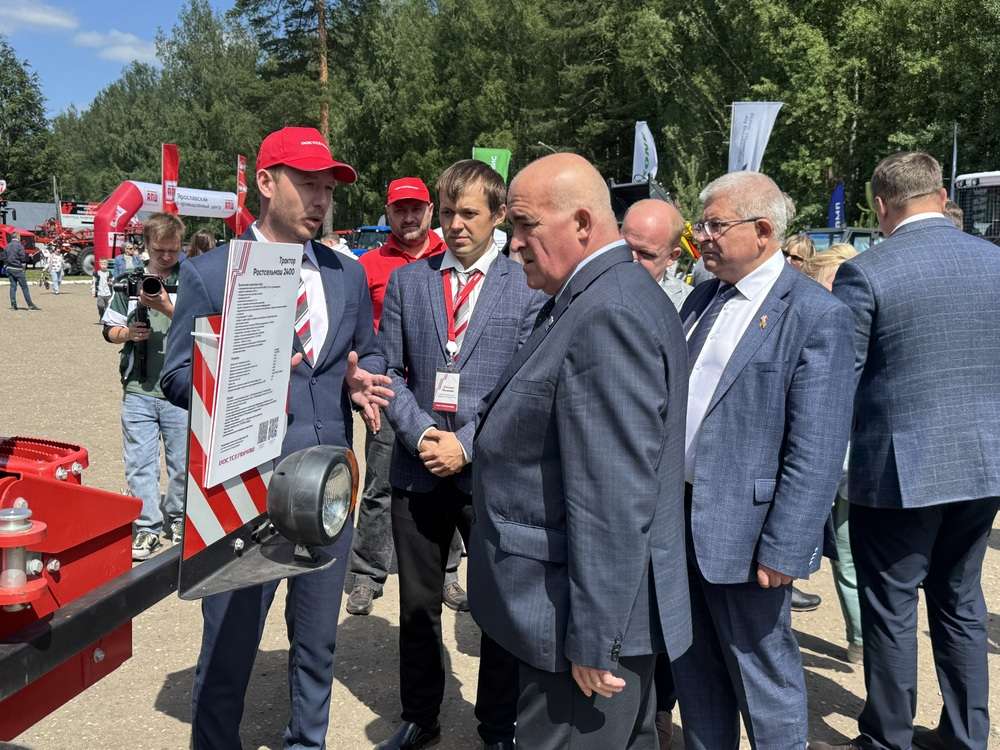 Трактор Ростсельмаш 2400 на Дне Костромского села Трактор Ростсельмаш 2400 на Дне Костромского села