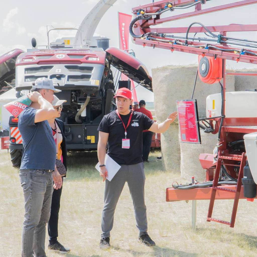 Ростсельмаш презентовал комбайн RSM F 2550 и трактор RSM 2375